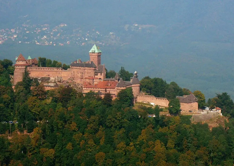Château du Haut-Kœnigsbourg dominant la plaine d’Alsace